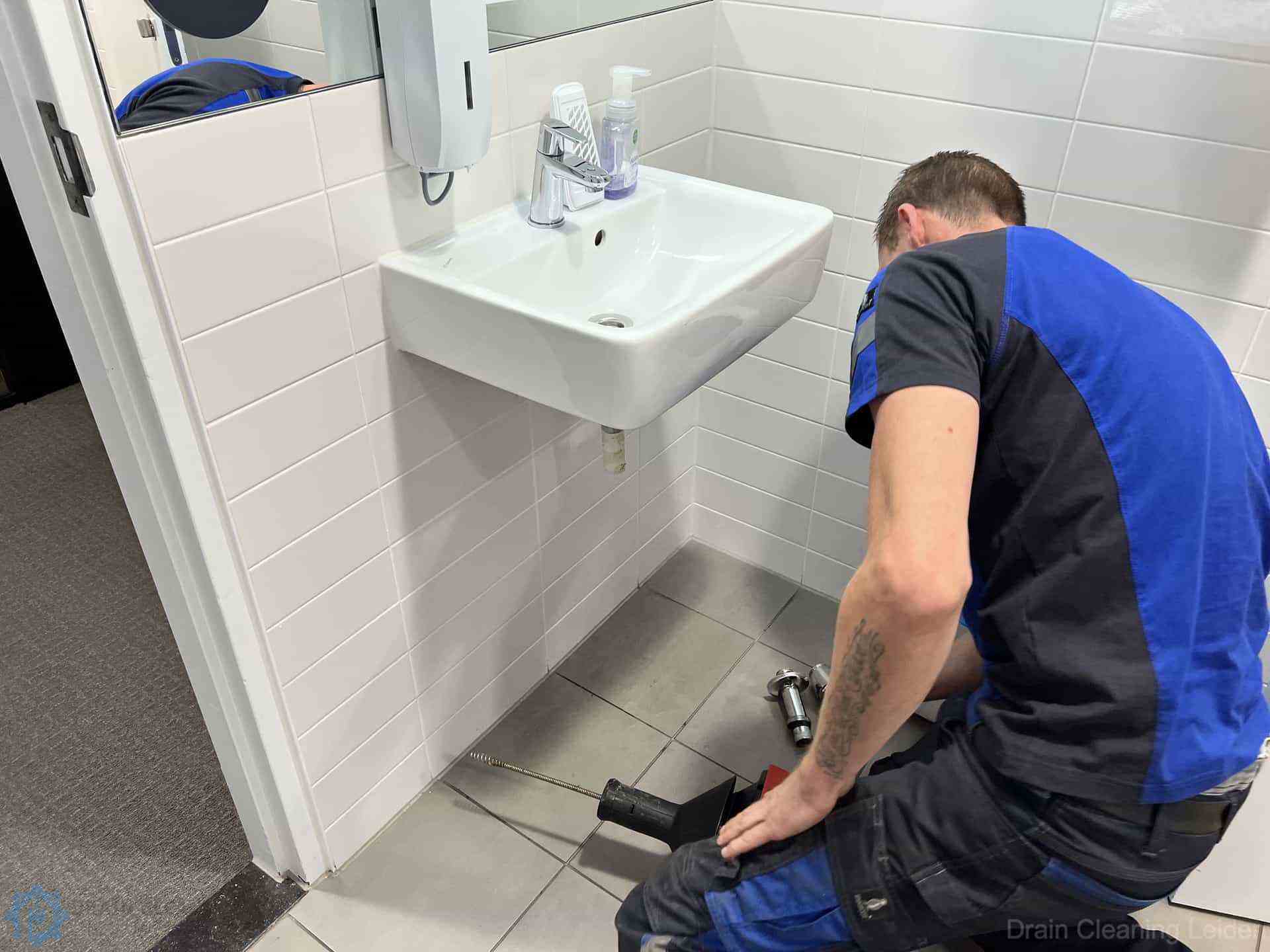 Unclogging sink Leiden